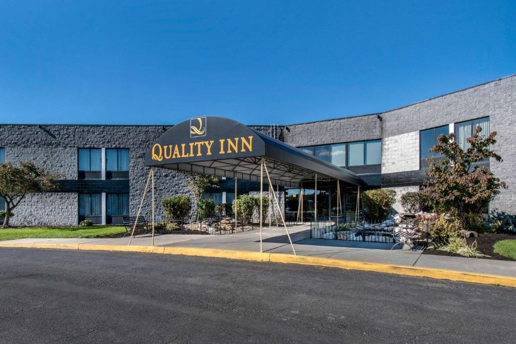a building with a sign that reads quality inn at Quality Inn Carlisle PA in Carlisle