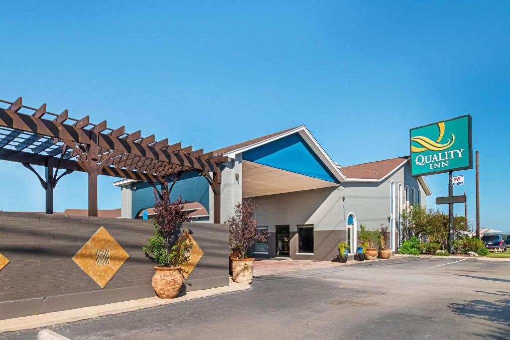 a view of a quick fix gas station at Quality Inn Marble Falls in Marble Falls