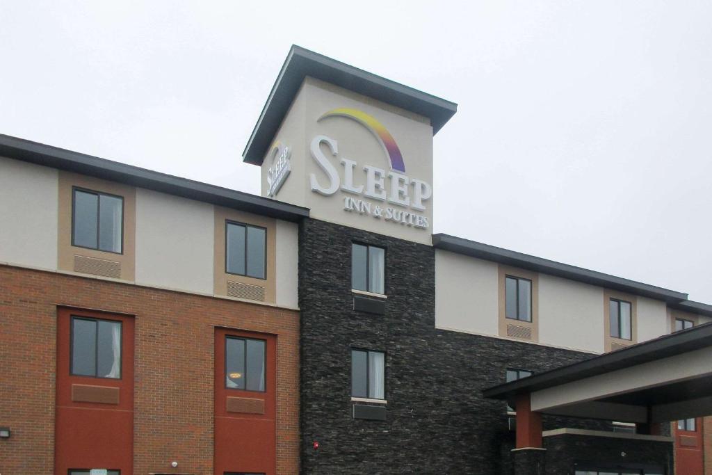 Oregon的住宿－Sleep Inn & Suites Oregon - Madison，酒店一侧的标志