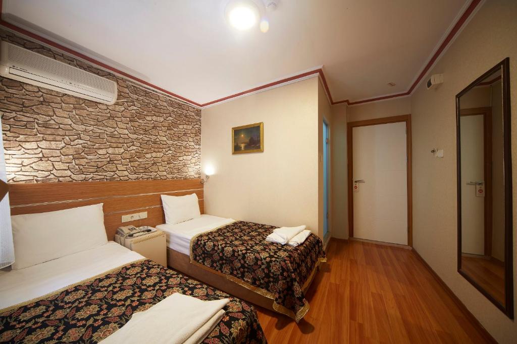 A bed or beds in a room at Hotel Akcinar
