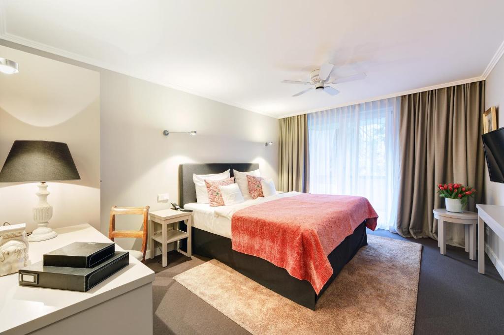 una camera d'albergo con letto e scrivania di Hotel Admiral a Monaco