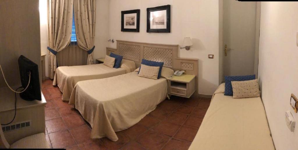 Postel nebo postele na pokoji v ubytování Hotel Quadrifoglio by Mancini