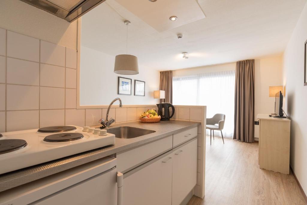 Kuchyň nebo kuchyňský kout v ubytování Fletcher Hotel-Restaurant Amelander Kaap