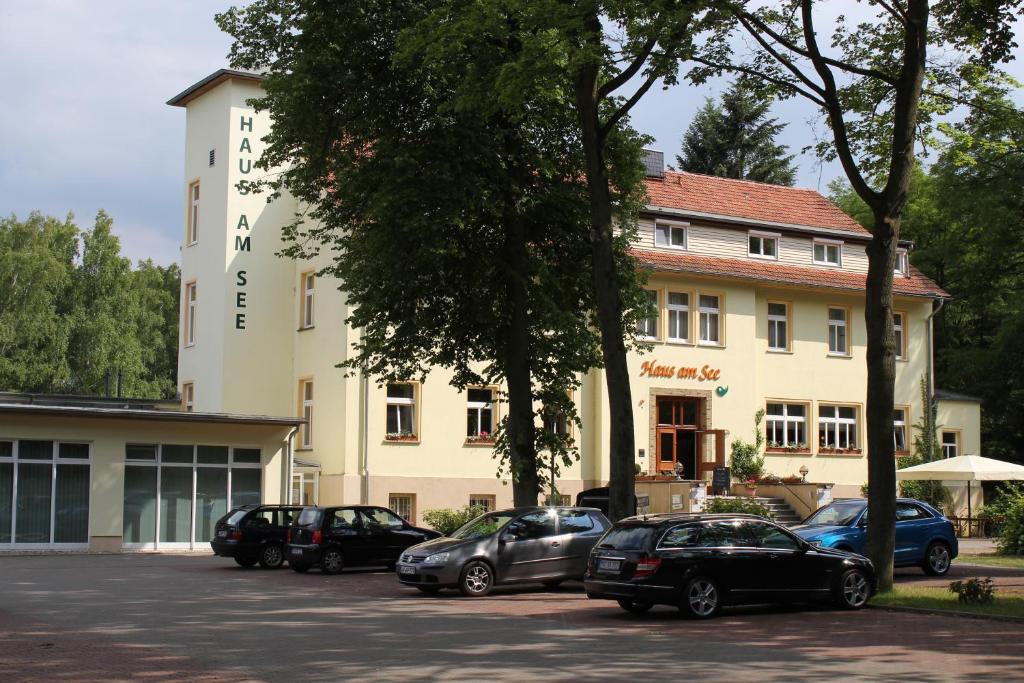 un groupe de voitures garées devant un bâtiment dans l'établissement Wellness- & Sporthotel Haus am See, à Arendsee