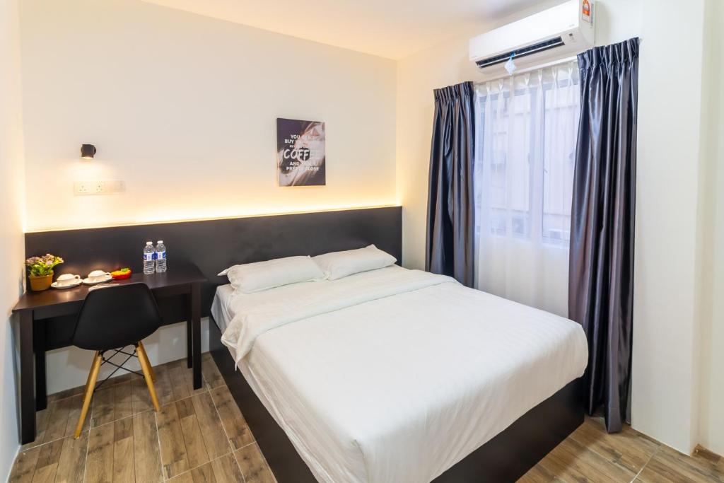 Postel nebo postele na pokoji v ubytování Tambun Warm Hotel