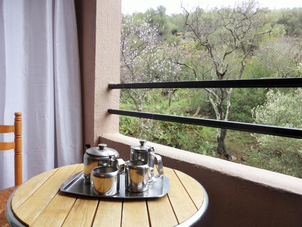 - un plateau avec deux théières sur une table en face d'une fenêtre dans l'établissement 4PA133 Appartement avec piscine et parking, à Collioure