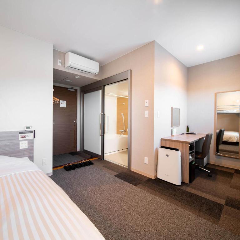 Postel nebo postele na pokoji v ubytování Super Hotel Nagano Iida Inter