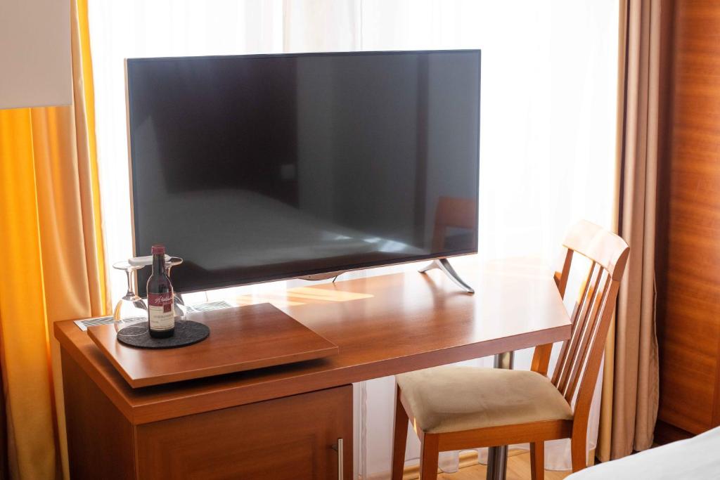 TV a/nebo společenská místnost v ubytování Hotel Graf Zeppelin