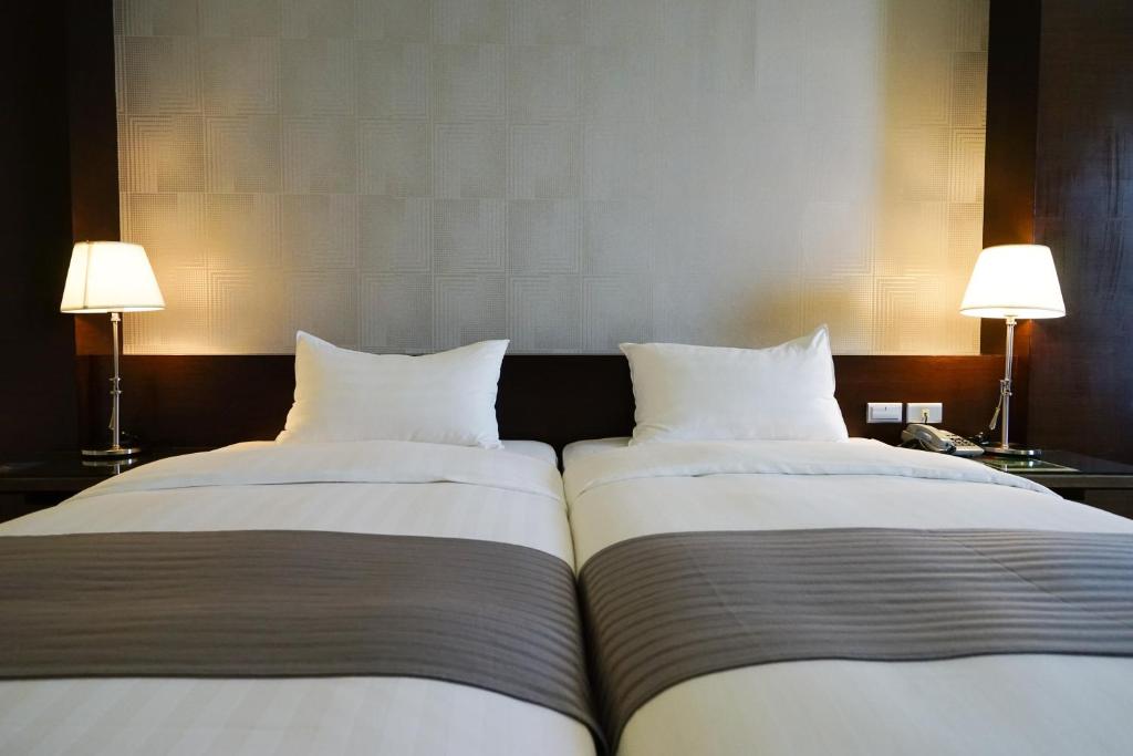 Postel nebo postele na pokoji v ubytování Hai Yue Hotel