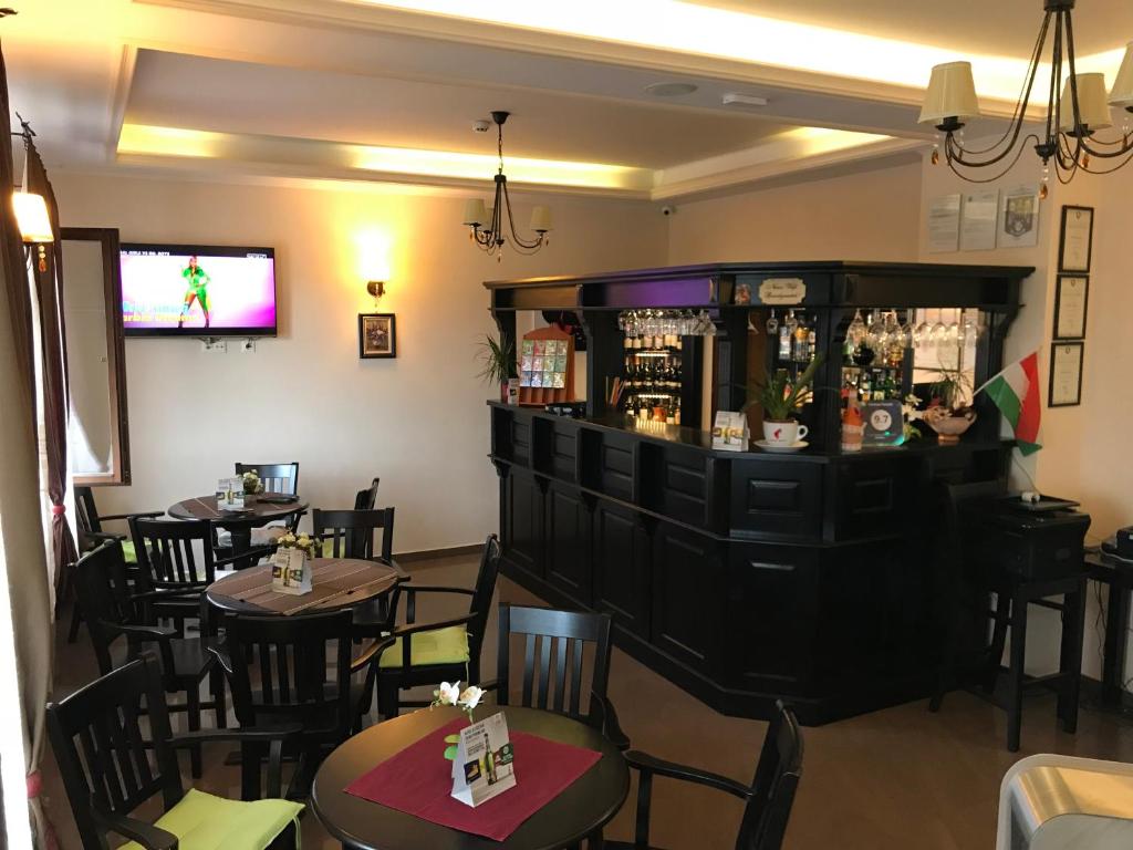Lounge nebo bar v ubytování Farkas Panzió