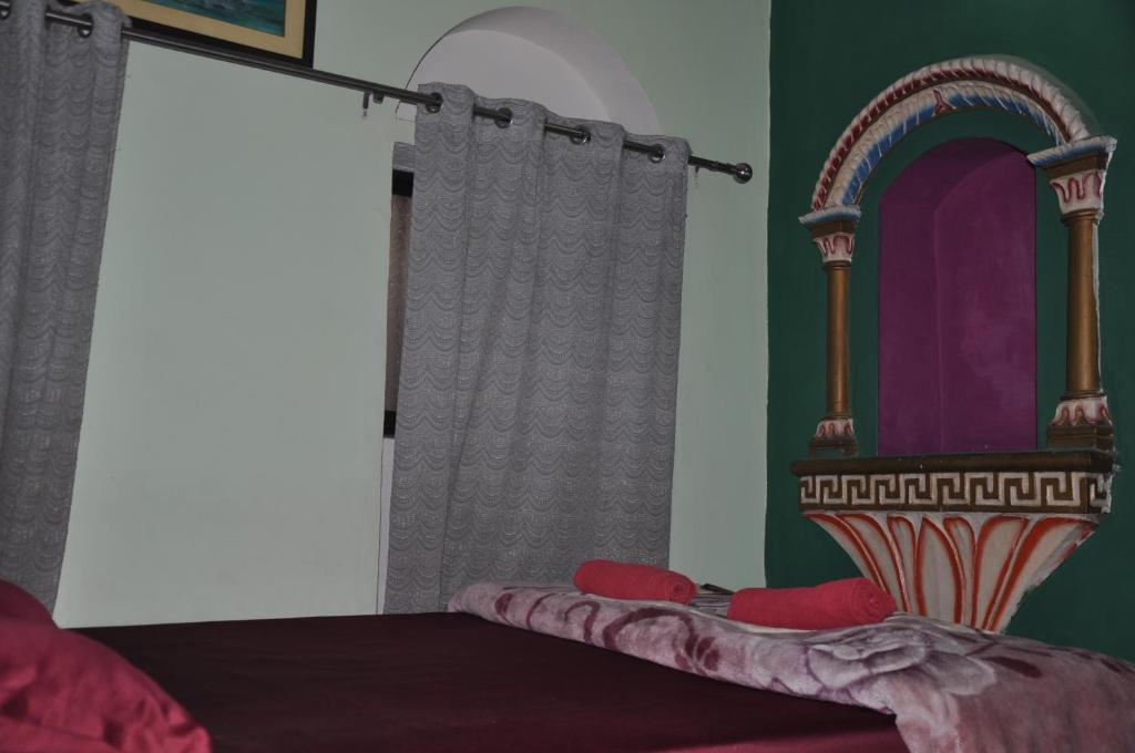 Postel nebo postele na pokoji v ubytování Ganga Fuji Home