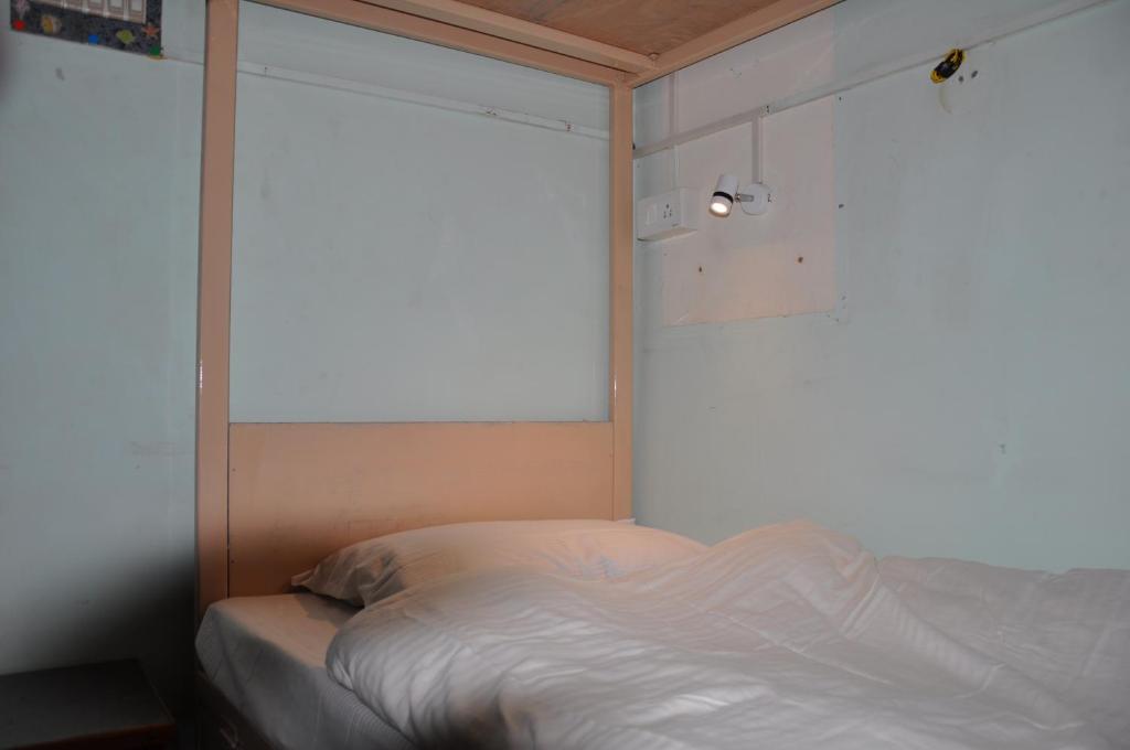 Postel nebo postele na pokoji v ubytování Ganga Fuji Home