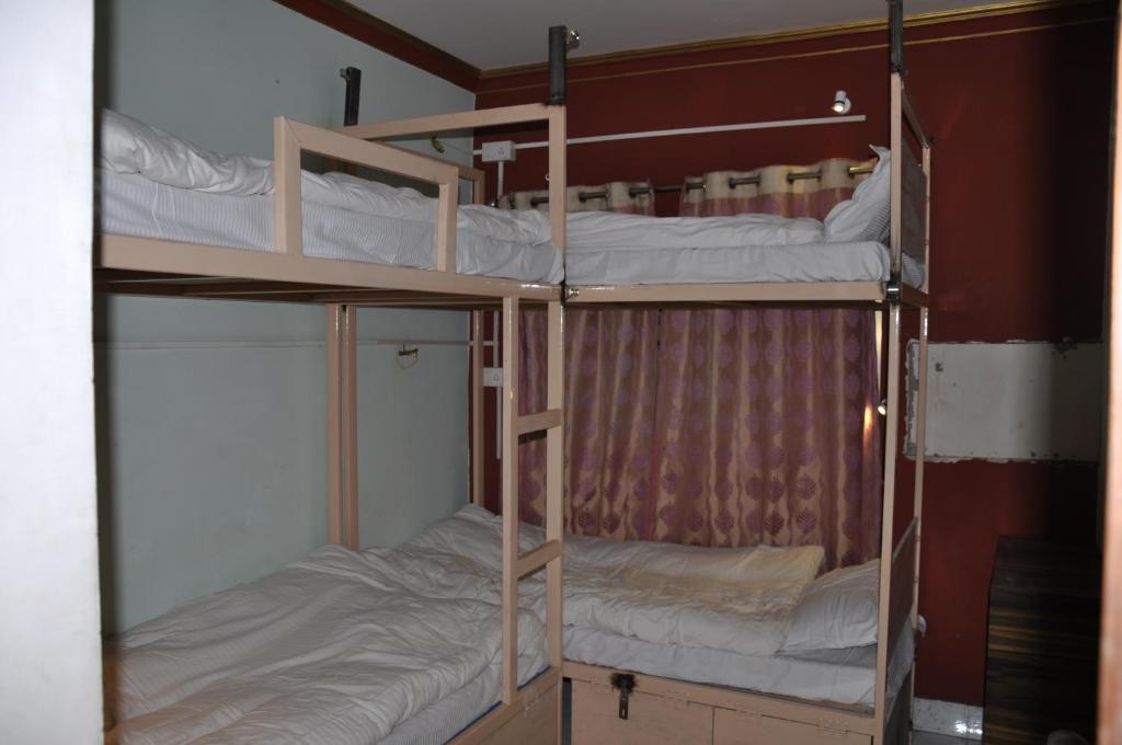Postel nebo postele na pokoji v ubytování Ganga Fuji Home