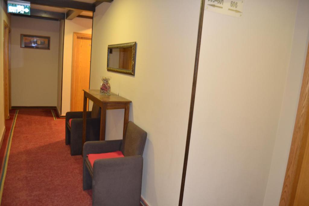 TV a/nebo společenská místnost v ubytování The J Hotel & Spa