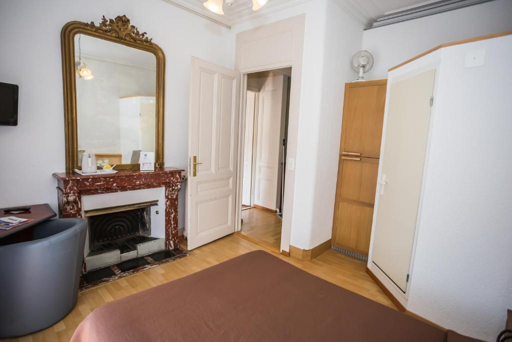 Postel nebo postele na pokoji v ubytování Hotel des Tourelles