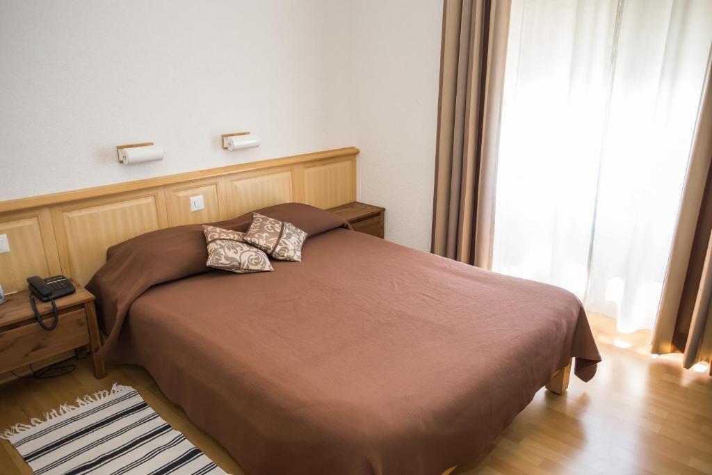 Postel nebo postele na pokoji v ubytování Hotel des Tourelles