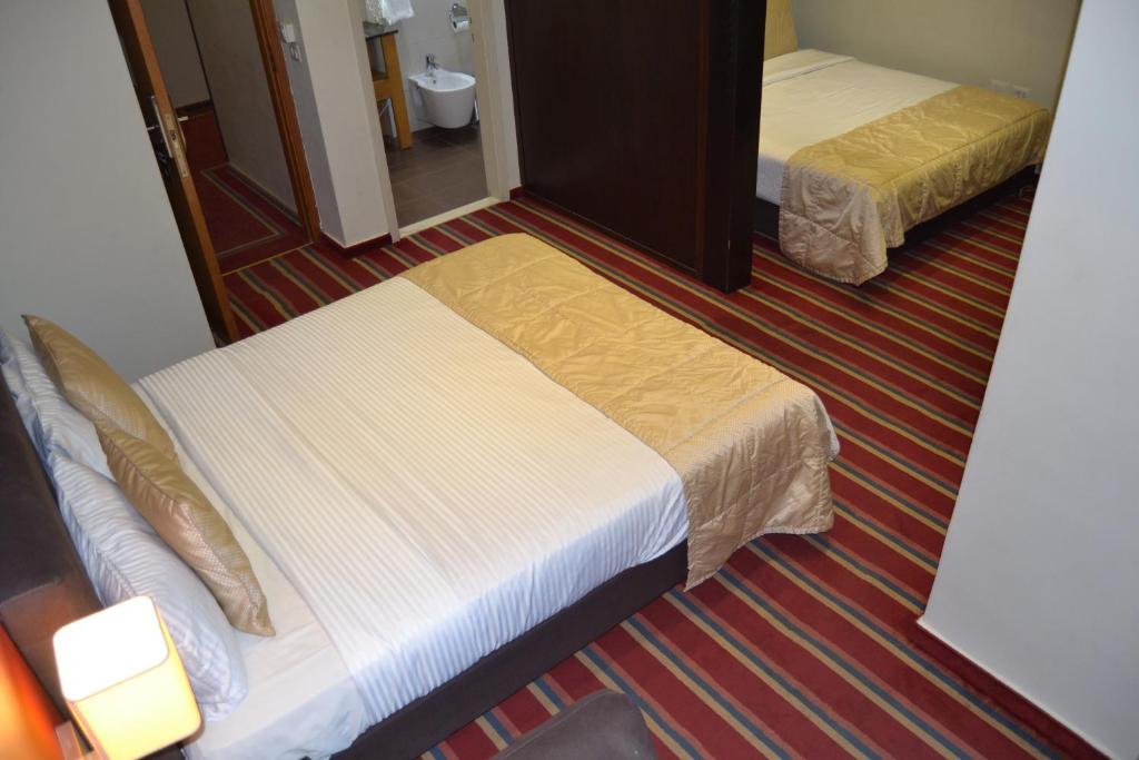 Postel nebo postele na pokoji v ubytování The J Hotel & Spa