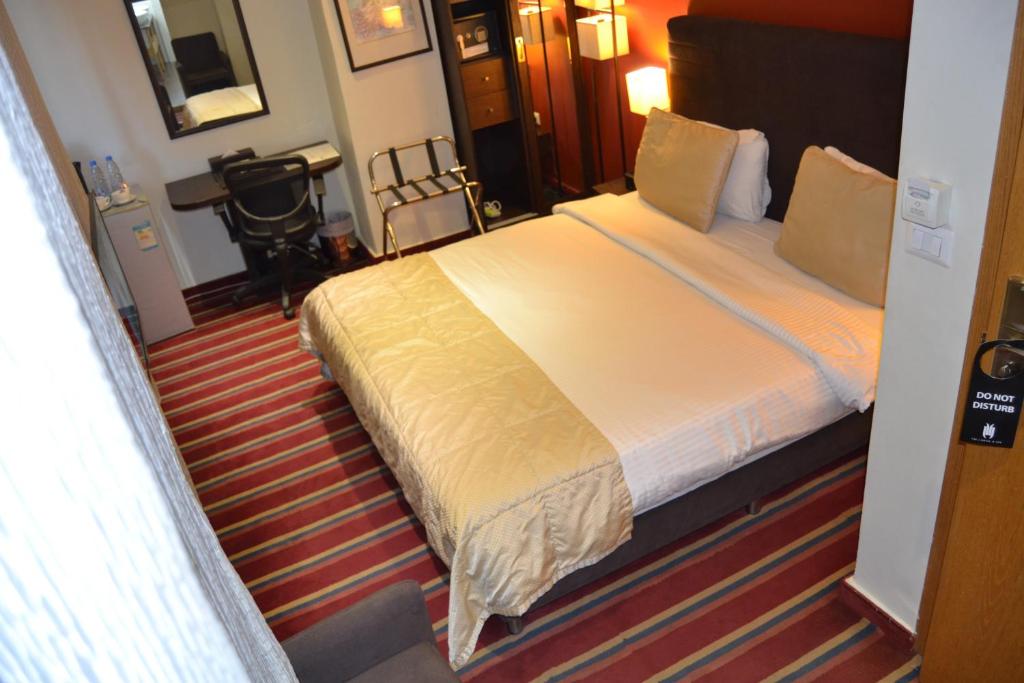 Postel nebo postele na pokoji v ubytování The J Hotel & Spa