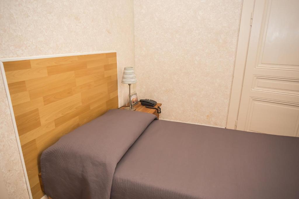 Postel nebo postele na pokoji v ubytování Hotel des Tourelles