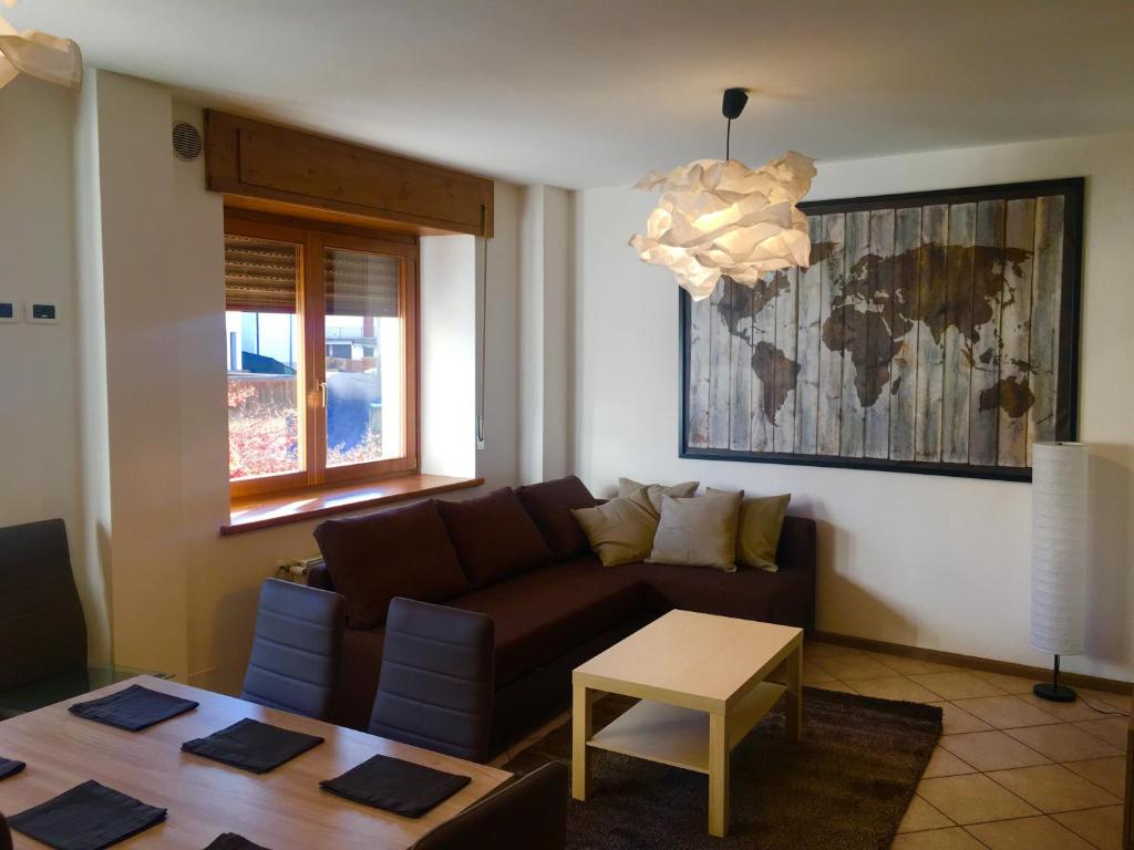 sala de estar con sofá y mesa en Lozzo di Cadore - Dolomiti (Piazza Tiziano), en Lozzo Cadore