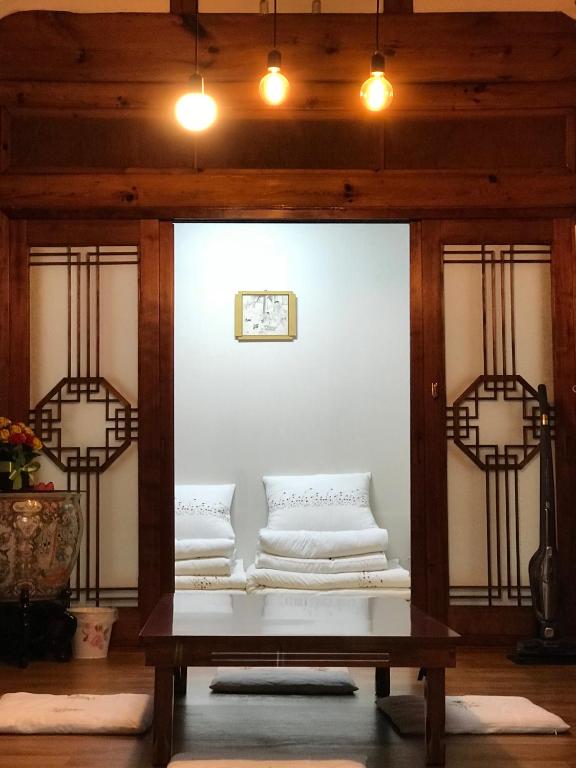 Ein Sitzbereich in der Unterkunft Hanok Guesthouse Suni