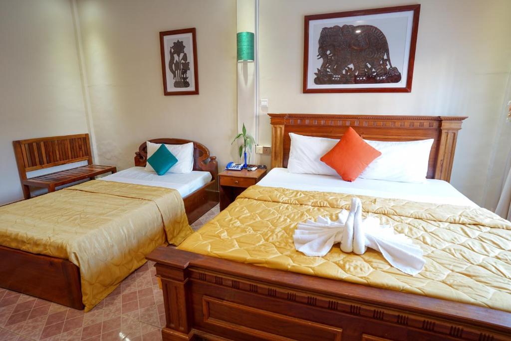 Postel nebo postele na pokoji v ubytování Royal Hotel