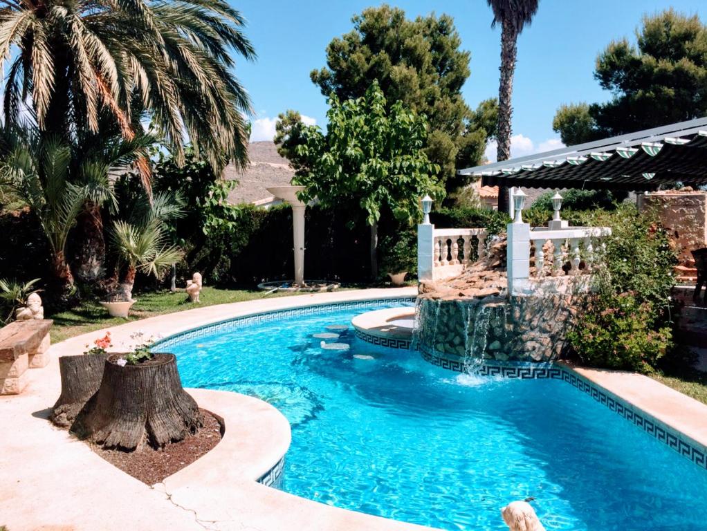 Hồ bơi trong/gần Villa Adela