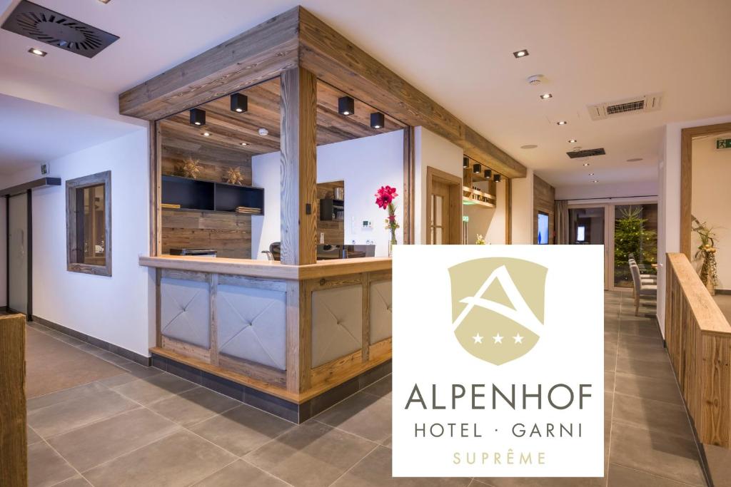 een winkel met een bord voor een gebouw bij Alpenhof Hotel Garni Suprême in Zell am Ziller