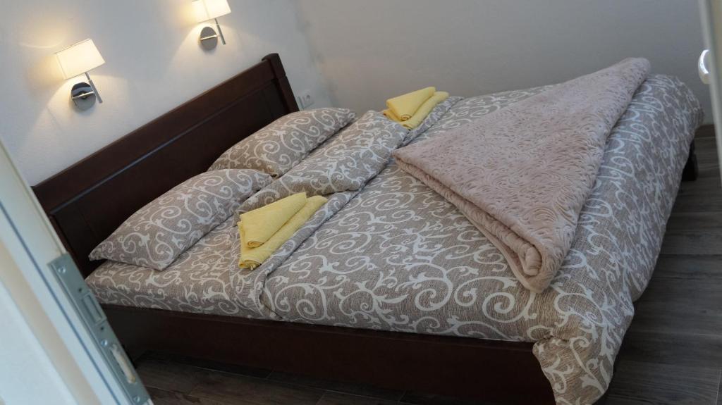 Un pat sau paturi într-o cameră la Rondović Apartmani - Durmitor