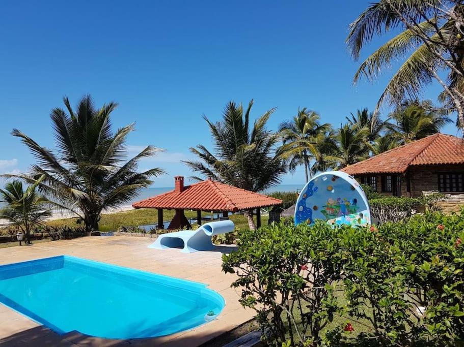 einen Pool in einem Resort mit Spielplatz in der Unterkunft Bangalô Menotti in Prado