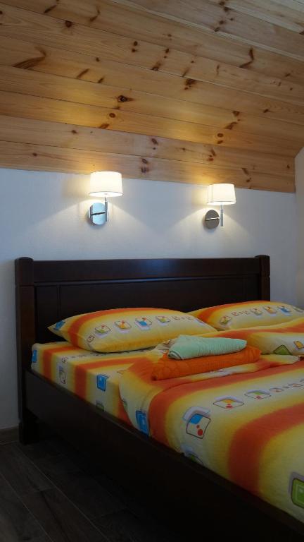 Un pat sau paturi într-o cameră la Rondović Apartmani - Durmitor