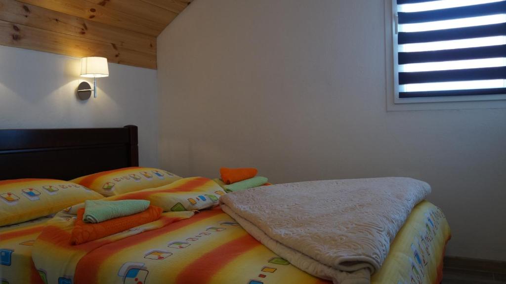 Un pat sau paturi într-o cameră la Rondović Apartmani - Durmitor