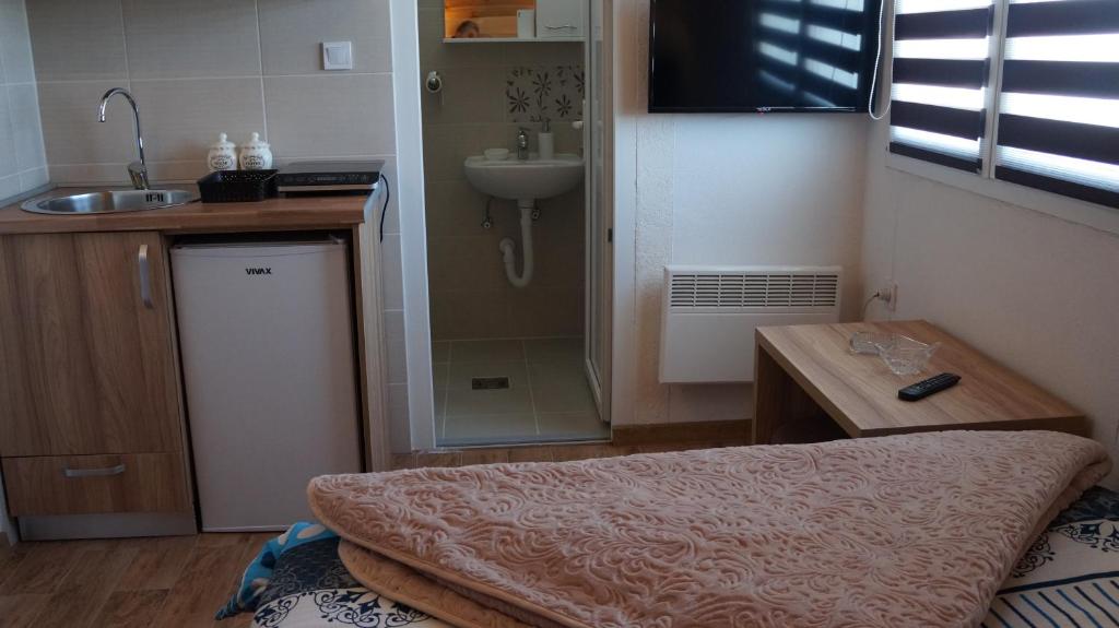 O bucătărie sau chicinetă la Rondović Apartmani - Durmitor