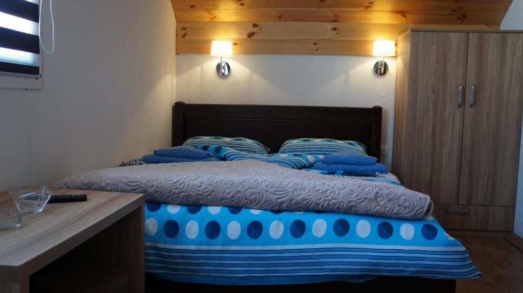 Un pat sau paturi într-o cameră la Rondović Apartmani - Durmitor