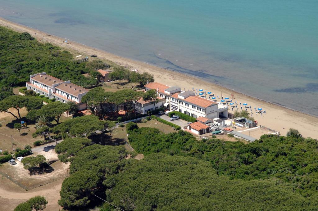 una vista aérea de un complejo en la playa en Il Lido, en Giannella