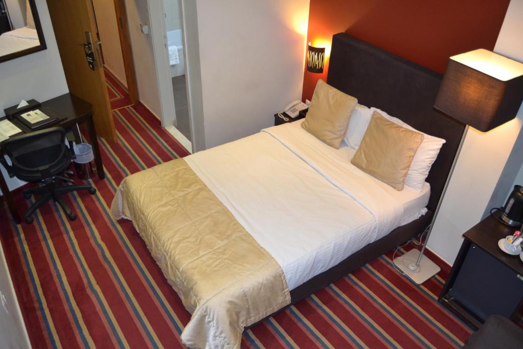 Postel nebo postele na pokoji v ubytování The J Hotel & Spa