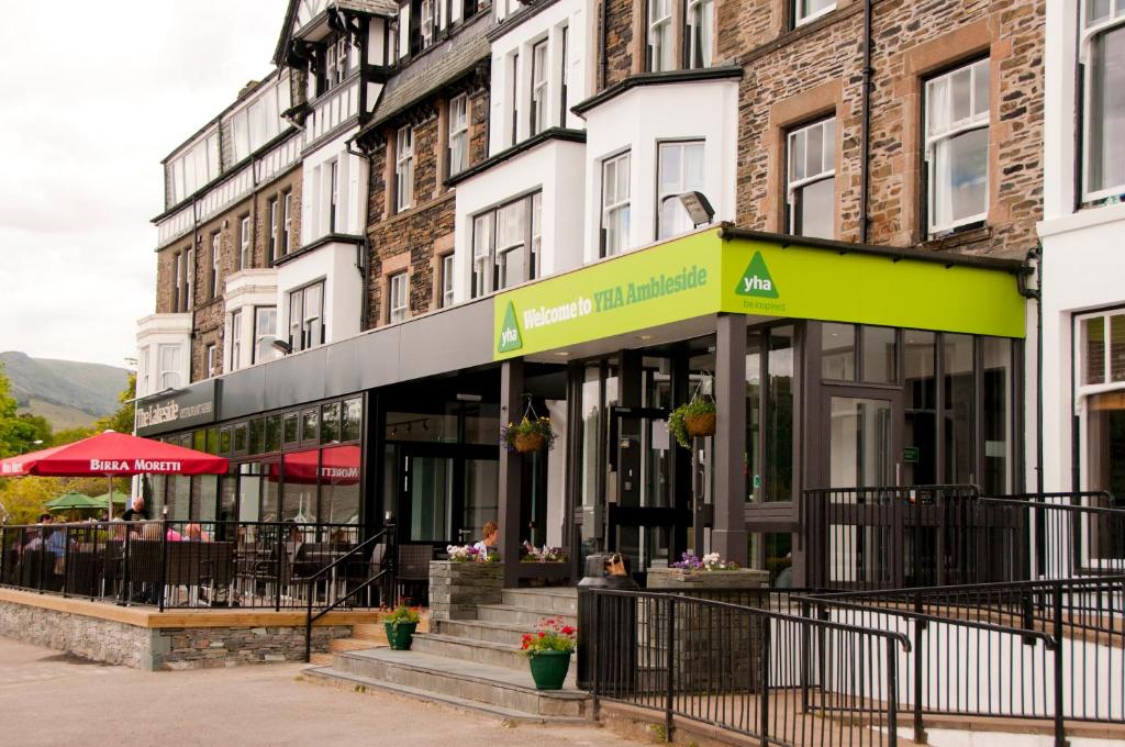 un edificio con un café frente a él en YHA Ambleside, en Ambleside