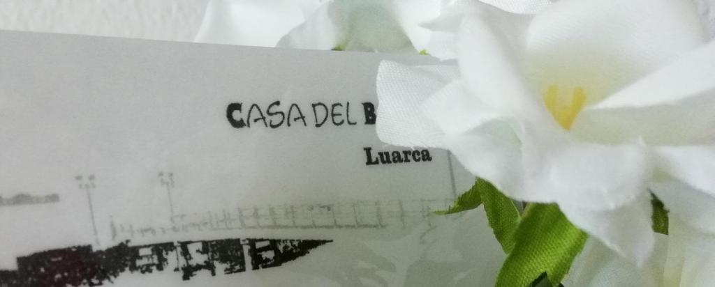 ルアルカにあるCasa Del Besoの白いバラ
