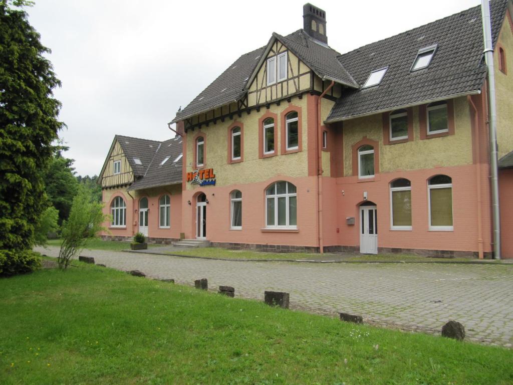 CoppenbrüggeにあるHotel am Bahnhofの石畳の大きなレンガ造りの建物