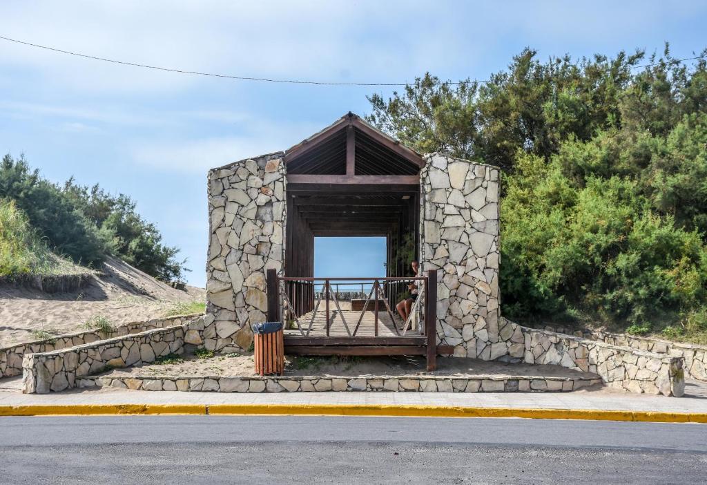 een klein gebouw aan de kant van een weg bij Hotel Puntarenas in Mar de Ajó