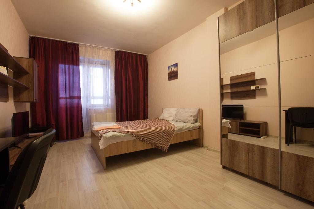 モスクワにあるArtemRoomのベッドと窓が備わる小さな客室です。