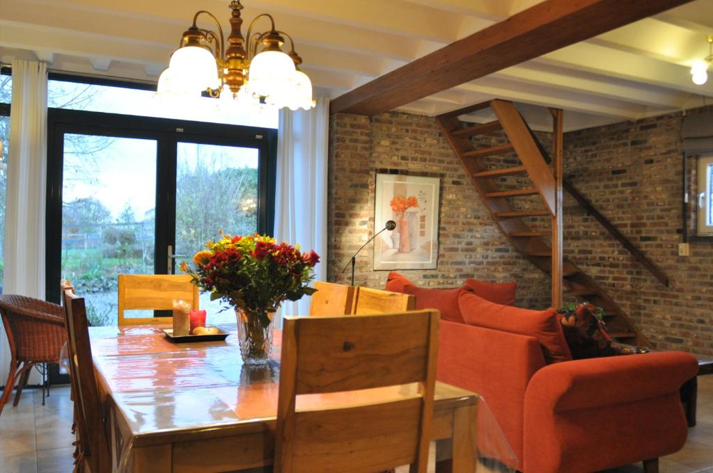 a living room with a table and a couch at Vakantiehuis Vijlen in Vijlen