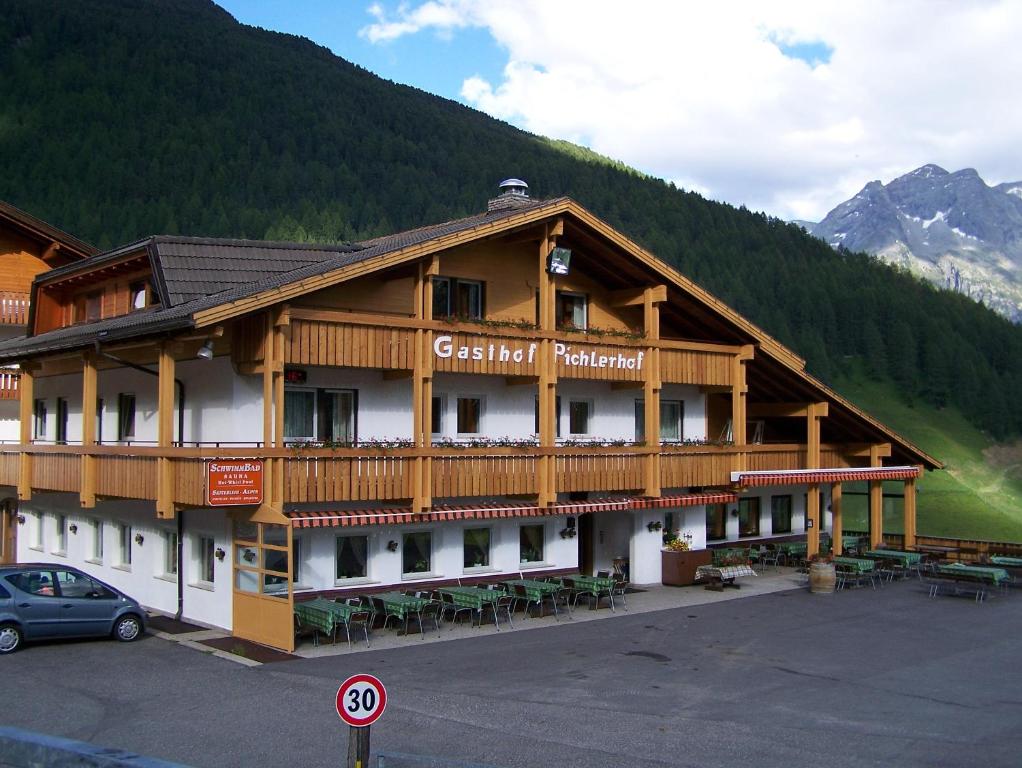 Nespecifikovaný výhled na hory nebo výhled na hory při pohledu z hotelu