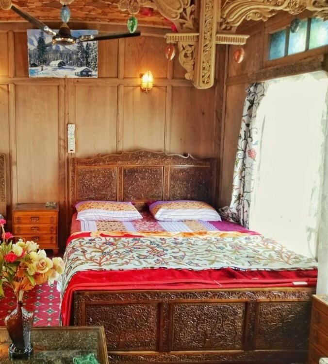 Postel nebo postele na pokoji v ubytování House Boat New Pala Palace