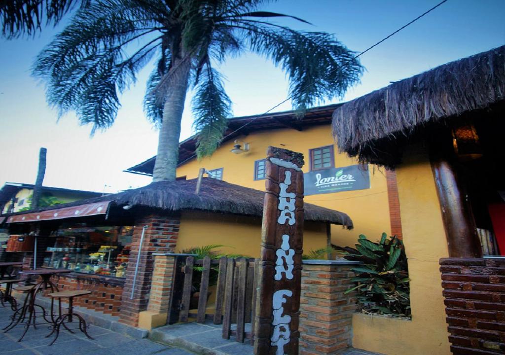 ein Restaurant mit einem Schild vor einem Gebäude in der Unterkunft Lonier Ilha Inn Flats in Abraão