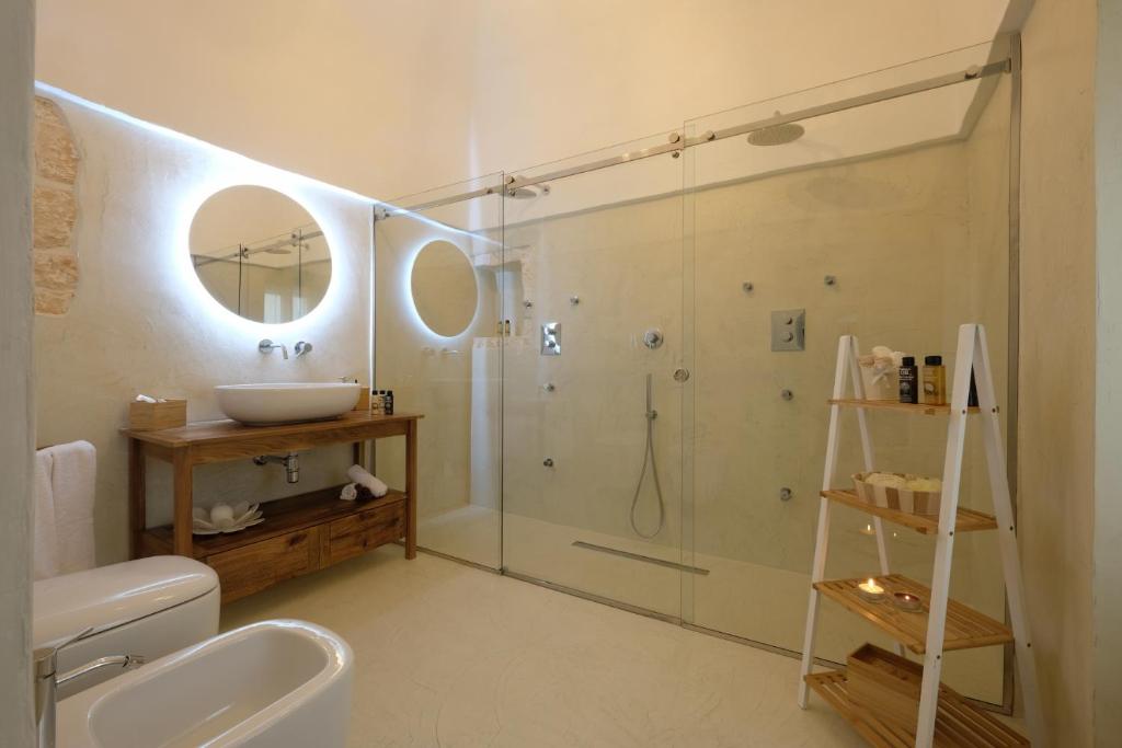 La salle de bains est pourvue d'une douche, d'un lavabo et de toilettes. dans l'établissement Via Ricasoli 8, à Ostuni