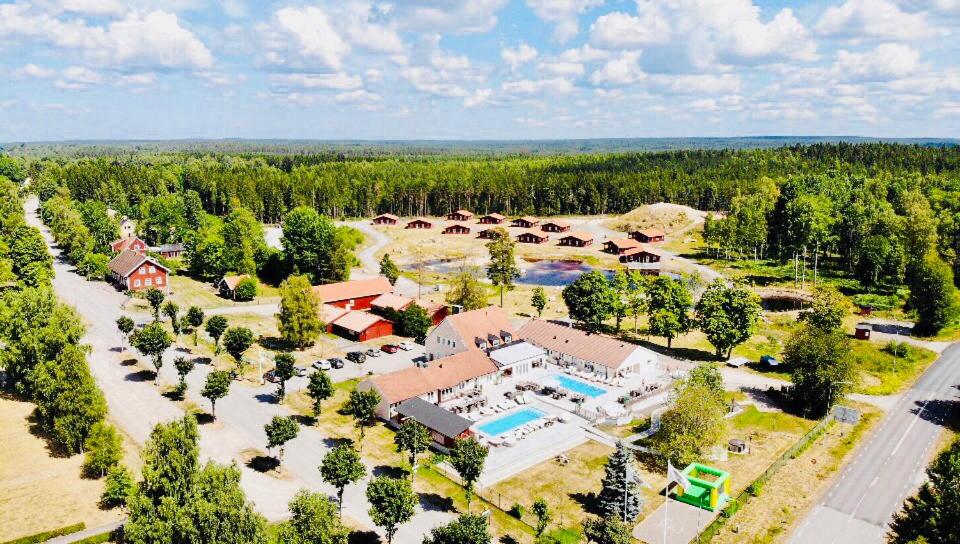 uma vista aérea de um resort com uma piscina em Kosta Lodge em Kosta