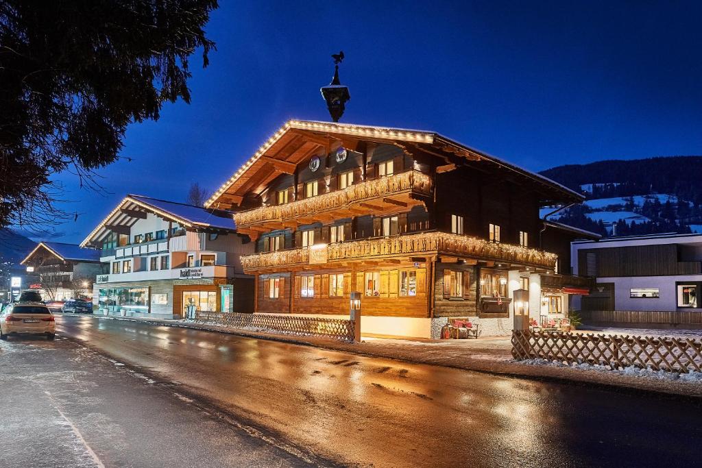 un edificio sul lato di una strada di notte di Bio-Pension Bliem a Altenmarkt im Pongau