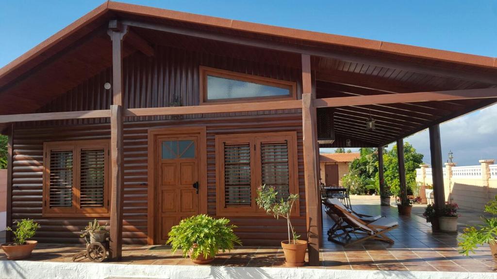 Casa de madera pequeña con porche grande en CASA LA MOLINETA, en Arafo
