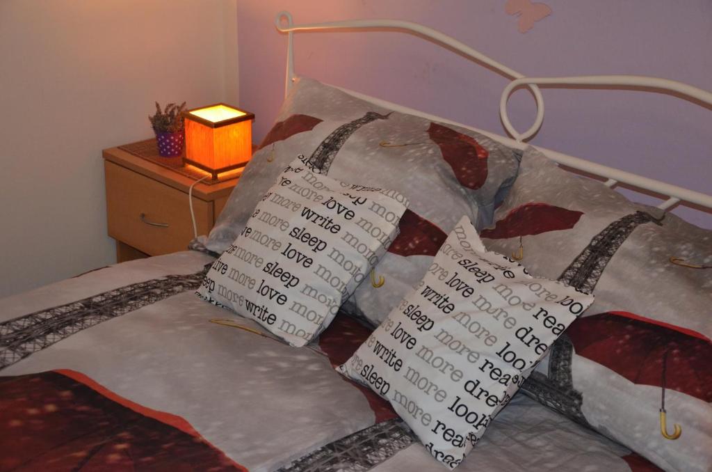 Katil atau katil-katil dalam bilik di Studio Apartment Maestral